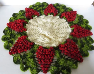 Tapete de mesa de fresa de ganchillo hecho a mano de colección rojo verde tostado 26" de diámetro - Imagen 1 de 9