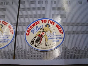 THE RACING LADY, WIDMAN MOTORRAD VERKAUF, ORIGINAL GRÖSSE 3"" X 2,5"" AUFKLEBER! - Bild 1 von 9