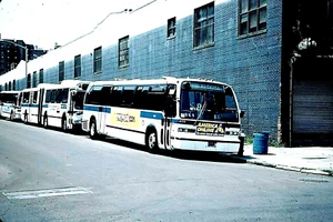 ORIGINAL KODACHROME SLIDE NYC BUS 1985 GM RTS #4170 KINGSBRIDGE DEPOT AUG. 1999 - Picture 1 of 1
