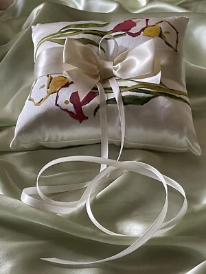 Almohada portadora de anillo de satén marfil con lirios de cala pintados a mano Foto 1 de 2
