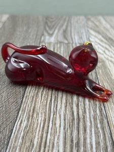 Vintage Glas Figur rot liegend Katze rot Cadmium UV leuchtet dunkel - Bild 1 von 4