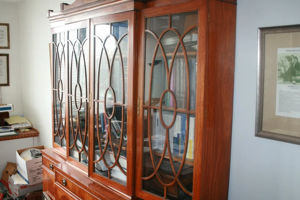 Reproducción del siglo XIX del secretario de madera satinada/gabinete chino de Jorge III. Foto 1 de 4