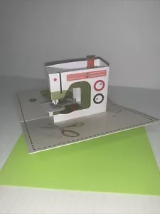 Tarjeta emergente de Feliz Navidad del MoMA: máquina de coser puntadas festivas medias - Imagen 1 de 7