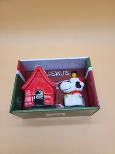 Peanuts Snoopy and Decorated Doghouse Ceramic Christmas Salt and Pepper Shakers - Picture 1 of 10