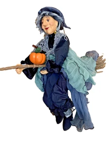 Vintage RARO Wilfreda Strega Scopa Bambola Ceramica Faccia Halloween Decorazione da Appendere 24" - Foto 1 di 21