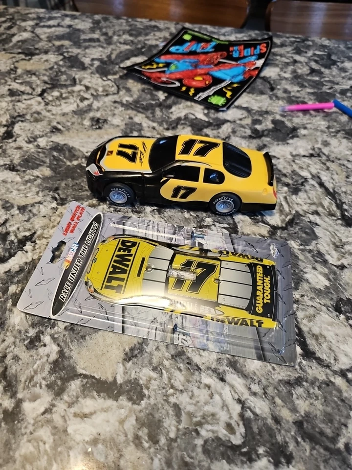 1:24 Matt Kenseth coche de carreras Dewalt #17 PEZ dispensador y placa de interruptor de luz Foto 1 de 3