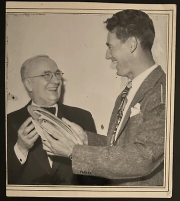 1947 Фото Тип 1-Boston Red Sox Тед Уильямс Получает Награду MVP За 1946 RMY - Изображение 1 из 3