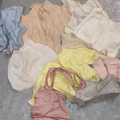 LOT DE 10 VÊTEMENTS  ANCIENS DE POUPEES  - Photo 1/4