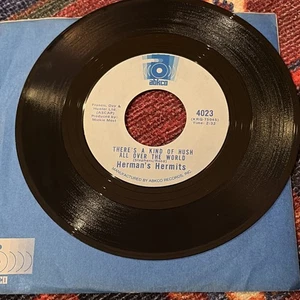 HERMAN’S HERMITS There’s A Kind Of Hush All Over The World 45 rpm NM 1966 Mono - Bild 1 von 3