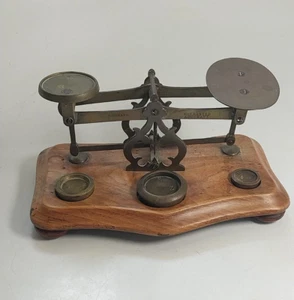 Antigua balanza postal de escritorio de madera y latón Millward con pesas victorianas - Imagen 1 de 15