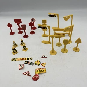 Lot Vintage Miniature Plastic Road Signs - Trains, Dollhouse, Diorama, Craft - Picture 1 of 2