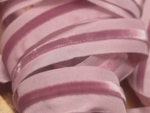ribete centro terciopelo años 50 3/4" con borde labial rosa 1yd hecho en Suiza - Imagen 1 de 4