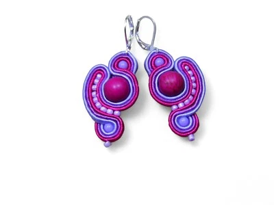 Rosa Ohrringe, hergestellt in Soutache-Technik, handgenäht. - Bild 1 von 4
