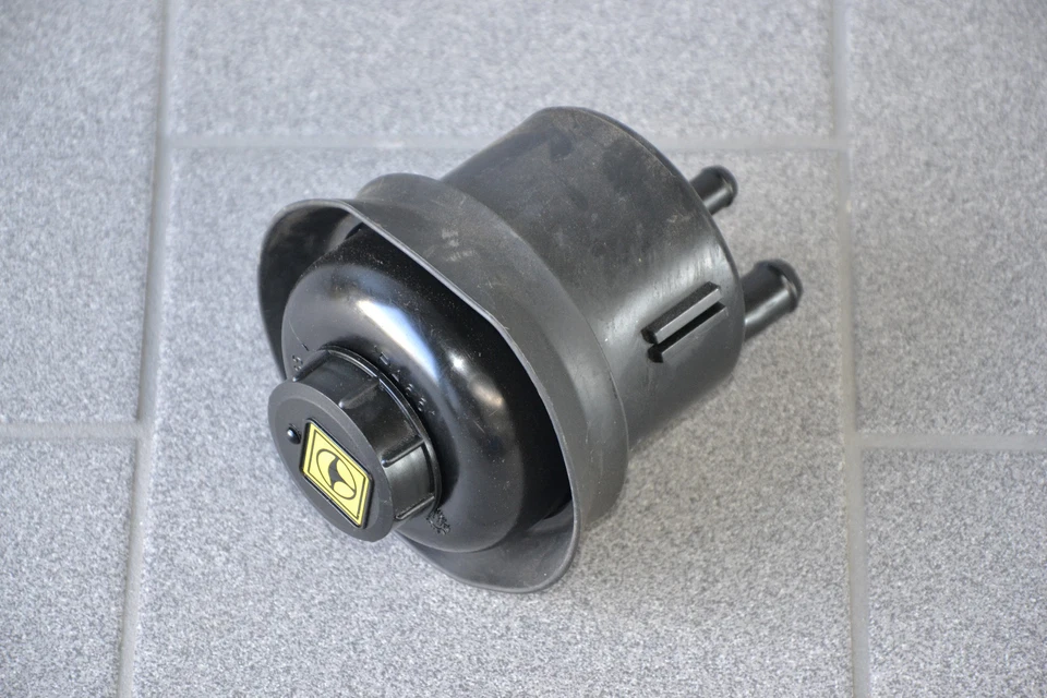 Maserati 4200 F1 Servo Oil Tank — 第 1/2 张图片