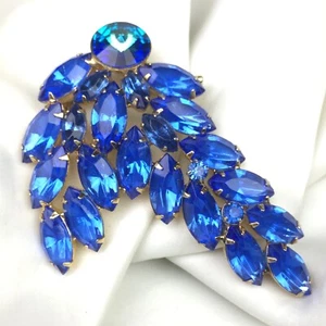 Beautiful Vintage Sparkling Blue Stone Gold Tone Pin Brooch Leaf Design - Picture 1 of 10