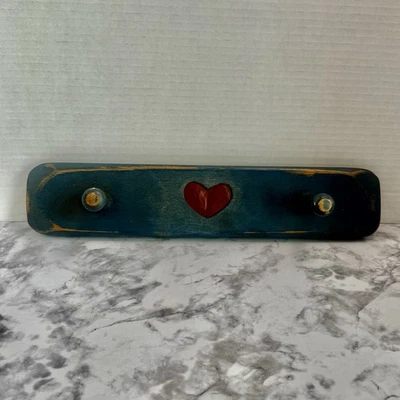 Perchero/sombrero de pared de madera hecho a mano primitivo de colección 2 clavijas y diseño de corazón verde/rojo Foto 1 de 4