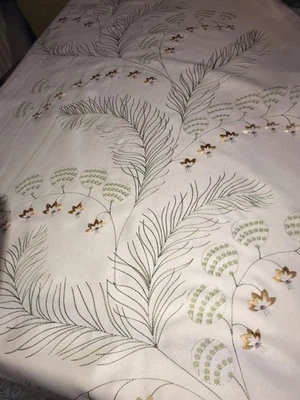 5m of beautiful classy Christmas curtains/craft fabric - Image 1 of 4