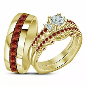 Juego de tres anillos de boda de diamantes redondos de 2,50 quilates con acabado de oro amarillo de 14 quilates - Imagen 1 de 6