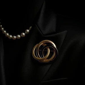 VINTAGE GOLD TONE INTERLOCKING CIRCLE BROOCH MODERNIST GEOMETRIC PIN - Picture 1 of 6