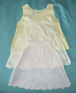 Lote de 3 vestidos de noche años 50 bebé o bebé muñeca pastel-limpios en muy buen estado 13"x15 - Imagen 1 de 7