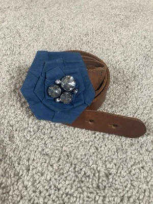 Cinturón de gancho de cuero marrón para mujer S/M Abercrombie & Fitch con hebilla de flor azul Foto 1 de 4