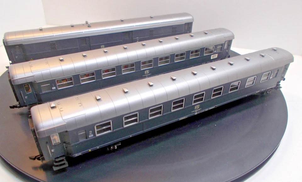 HO Rivarossi FS Italian Três (3) treinadores UIC antigos de longa distância Epoch IV. - Imagem 1 de 4