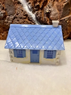 VINTAGE 1950`s O & S GAUGE PLASTICVILLE WHITE CAPE BLUE ROOF - Image 1 of 4