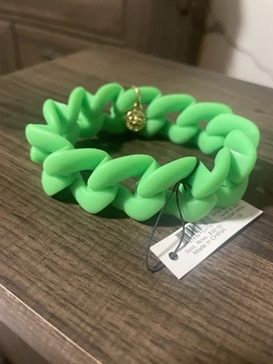 Pulsera de silicona trenzada verde Marc By Marc Jacobs con dije dorado nueva con etiquetas Foto 1 de 4