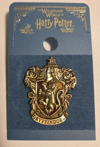 UNIVERSAL STUDIOS WIZARDING WORLD OF HARRY POTTER GRYFFINDOR CREST METAL PIN NEW - Picture 1 of 2