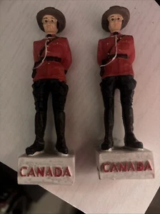 De colección Confiable Real Canadiense Guardia de Montañas Soldado Policía Estatua de Plástico Juguete - Imagen 1 de 1