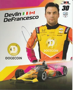 2025 DEVLIN DEFRANCESCO firmata INDIANAPOLIS 500 DOGECOIN HERO FOTO CARD INDYCAR - Foto 1 di 2