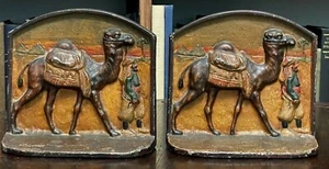 ANTIGUO PAR DE SUJETALIBROS DE HIERRO FUNDIDO RENACIMIENTO EGIPCIO PINTADOS A MANO - Años 1880-1920 - Imagen 1 de 6