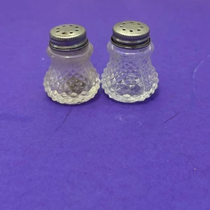 Set piccoli shaker sale e pepe in vetro taglio diamante vintage altezza 1 1/2" metà centesimo - Foto 1 di 8