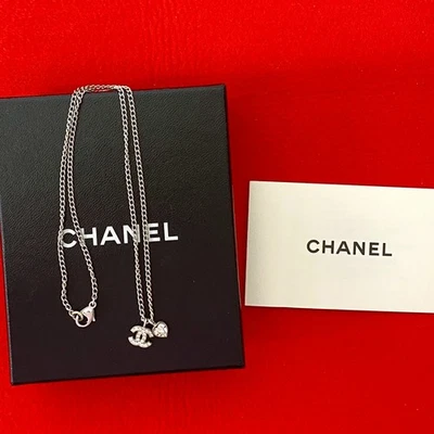 Collana CHANEL COCO motivo marchio lega strass placcatura argento 78114 - Immagine 1 di 4