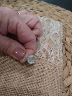 Anillo/placa/placa de diamantes "W" para damas/adolescentes (talla 8) 0,07 quilates Foto 1 de 4