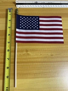 (60) Amerikanische Handflaggen mit Holzstab & goldfarbener Spitze, 4”x6” US-Flaggen. - Bild 1 von 2