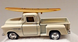 Camión de juguete fundido a presión Kinsmart 1955 Chevy Stepside 3100 color crema - Imagen 1 de 14