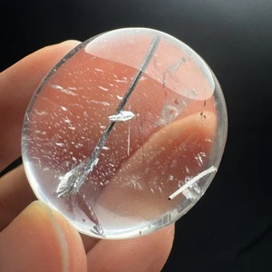 Cabujón de cristal de cuarzo transparente natural de 3,3 cm con inclusiones de turmalina y mica-36 - Imagen 1 de 13