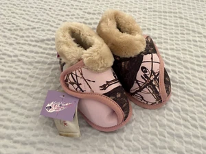 Girls Youth Slippers Mossy Oak Camo BLAZIN ROXX Pink Moccasin Size XL NWT* - Picture 1 of 6