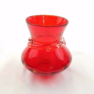 Jarrón de vidrio artístico en espiral soplado a mano Kanawha Amberina principalmente rojo - Imagen 1 de 5