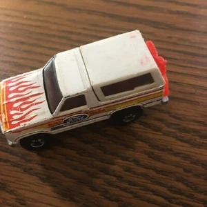 Moto d'epoca Hot Wheels bianca Ford Bronco Malesia 1980 rossa fiamme rosse - Foto 1 di 6
