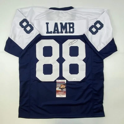 Camiseta de fútbol americano autografiada/firmada de CeeDee Lamb Dallas Día de Acción de Gracias certificado de autenticidad JSA Foto 1 de 4
