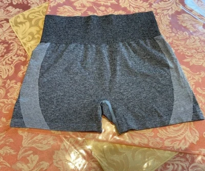 ROSA - PANTALONES CORTOS DEPORTIVOS PULL UP VICTORIA SECRETS SIN COSTURAS GARY STRETCH PARA MUJER - TALLA: M Foto 1 de 4