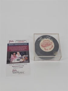GORDIE HOWE signed RED WINGS puck JSA COA - Picture 1 of 5