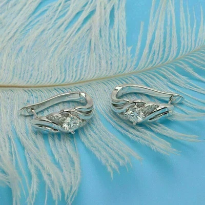 Pendientes de aro Huggie redondos de diamantes creados en laboratorio de 3 quilates con acabado en oro blanco de 14 quilates Foto 1 de 4