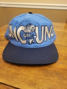 Sombrero Snapback Vintage UNC SIGNATURES Logo - Imagen 1 de 8