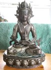 Sitzender Buddha auf breitem Thron. Bronze 40 cm hoch, geweiht