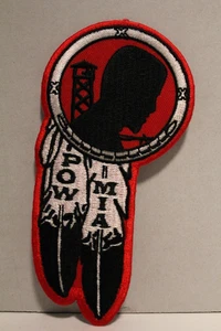 POW MIA CON PARCHE DE PLUMAS NATIVOS AMERICANOS INDÍGENAS PRISIONEROS GUERRA FALTA ACCIÓN - Imagen 1 de 2