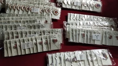 WHOLESALE LOT OF 256 ASTROS BROOCHES PINS  - Image 1 of 4