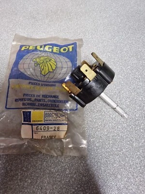 ПЕРЕКЛЮЧАТЕЛЬ ДВИГАТЕЛЯ СТЕКЛООЧИСТИТЕЛЯ PEUGEOT 404 640928 - Изображение 1 из 3